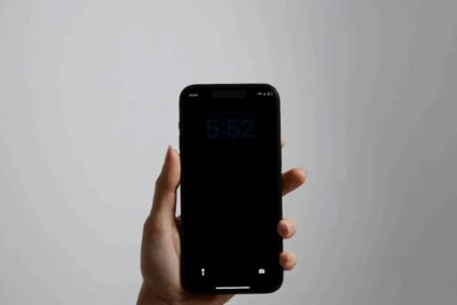 iPhone wallpaper turning black