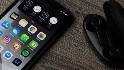 iphone home screen with clock widget