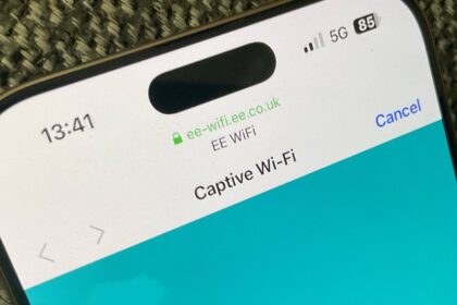 Smartphone screen showing connection to EE WiFi captive portal, with time at 13:41, 5G signal, and battery at 85 percent.