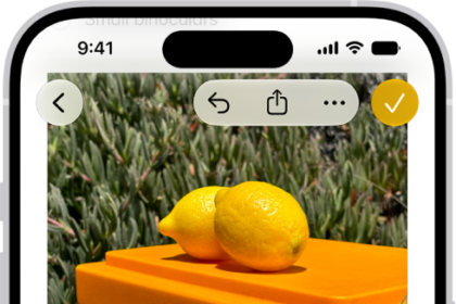 The Keyboard Settings menu is open, and shows three options: English (US), Emoji, and Keyboard Feedback. At the bottom of the menu, from left to right, are buttons for left-handed layout, default layout, and right-handed layout. The default layout button is selected.