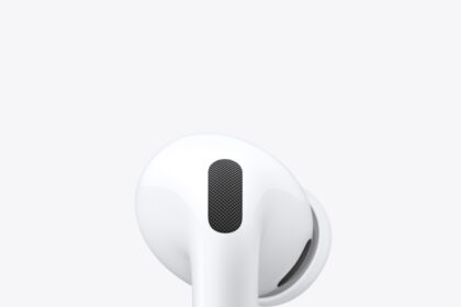 On AirPods Pro 3, the heart rate sensor blinks, then a heart rate value scrolls onto the screen with a beating heart next to it. The heart rate increases.