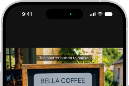 The Camera tab, showing a restaurant menu translated from English to Spanish.
