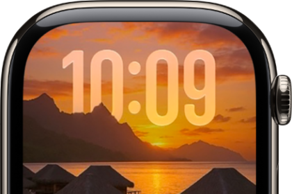 The Photos watch face showing a photo from a synced photo album. The time appears on the left of the screen.